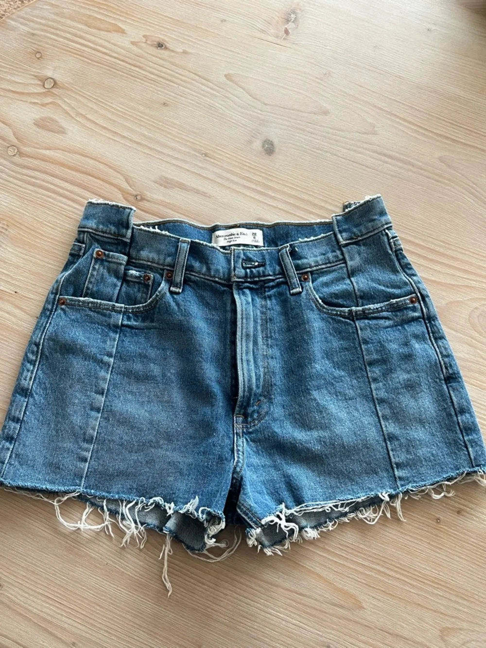 Abercrombie & Fitch The Mom Short High Rise Denim Short Size 28 - Picture 1 of 6